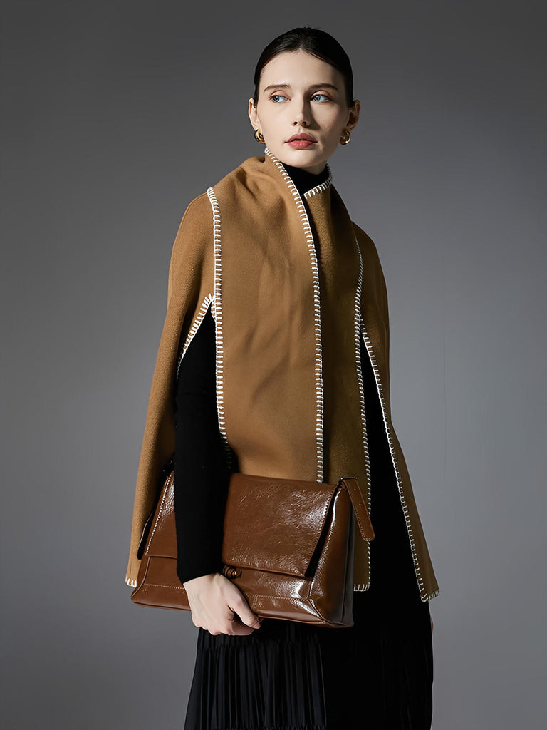 Châle camel double face, couture contrastée blanche, cape chaude automne hiver, style européen, douceur enveloppante, design minimal, grande taille confortable, modèle Soline - Châle - Camel