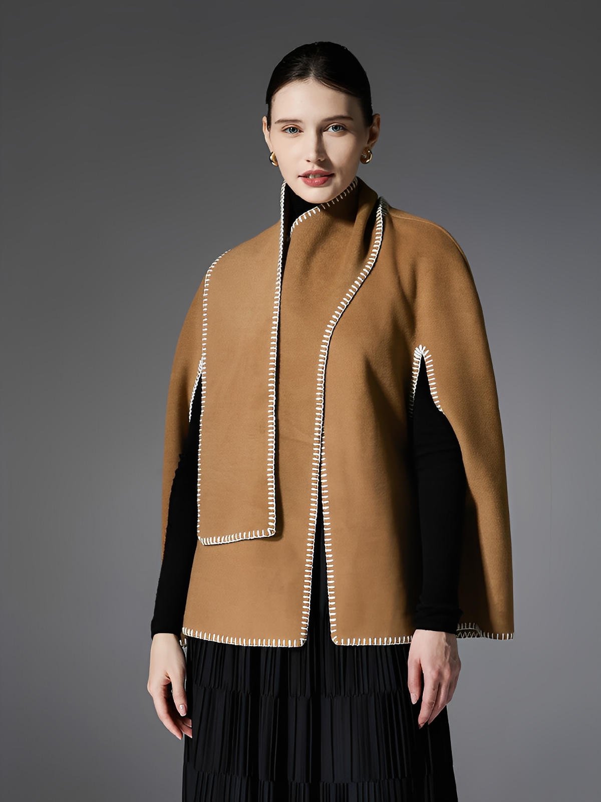 Châle camel double face, couture contrastée blanche, cape chaude automne hiver, style européen, douceur enveloppante, design minimal, grande taille confortable, modèle Soline - Châle - Camel