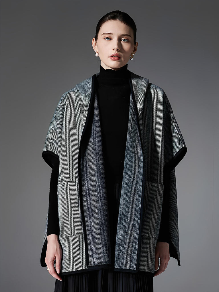 Châle cape à capuche femme, motif chevrons, tissu double face chaud, gris noir, poches latérales, style urbain, automne hiver, modèle Haride - Châle - Gris