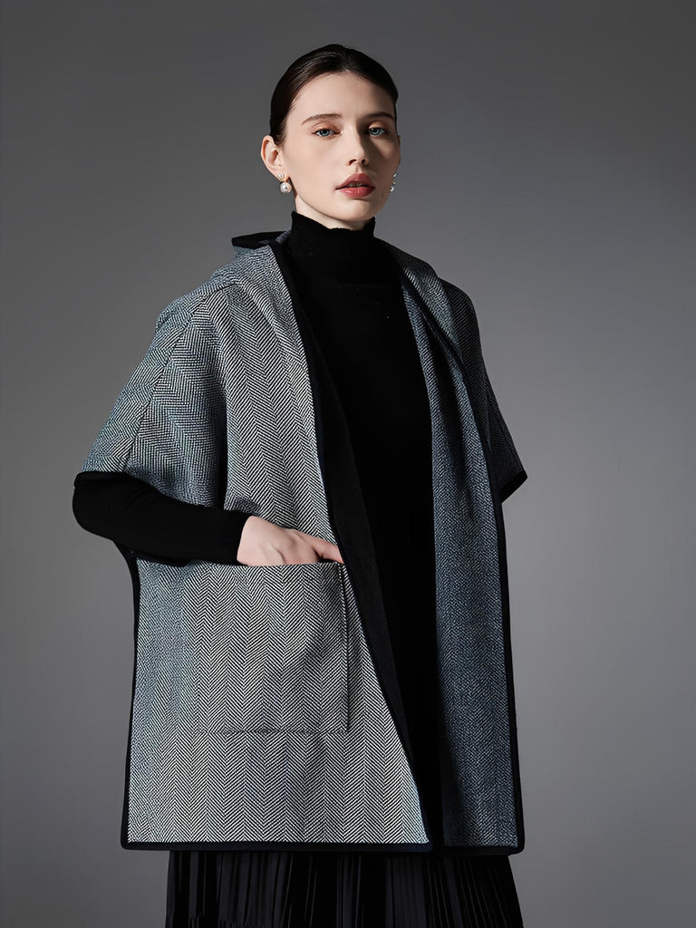 Châle cape à capuche femme, motif chevrons, tissu double face chaud, gris noir, poches latérales, style urbain, automne hiver, modèle Haride - Châle - Gris