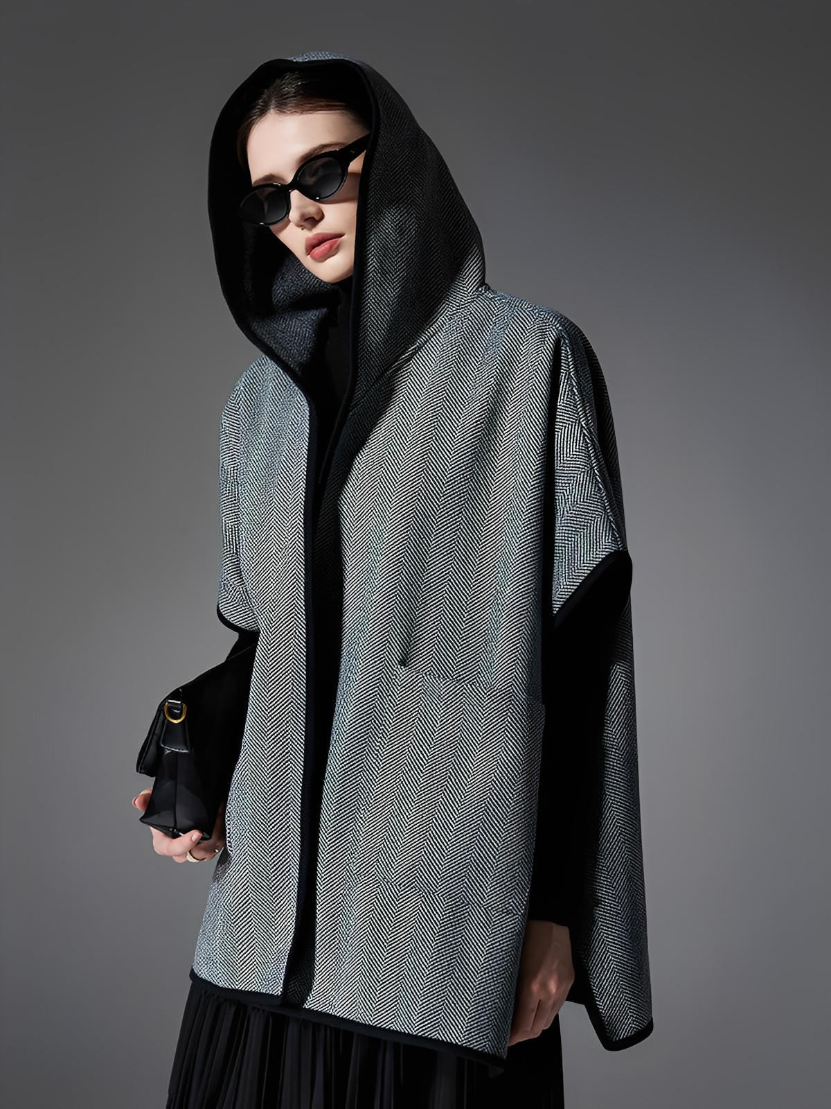 Châle cape à capuche femme, motif chevrons, tissu double face chaud, gris noir, poches latérales, style urbain, automne hiver, modèle Haride - Châle - Gris