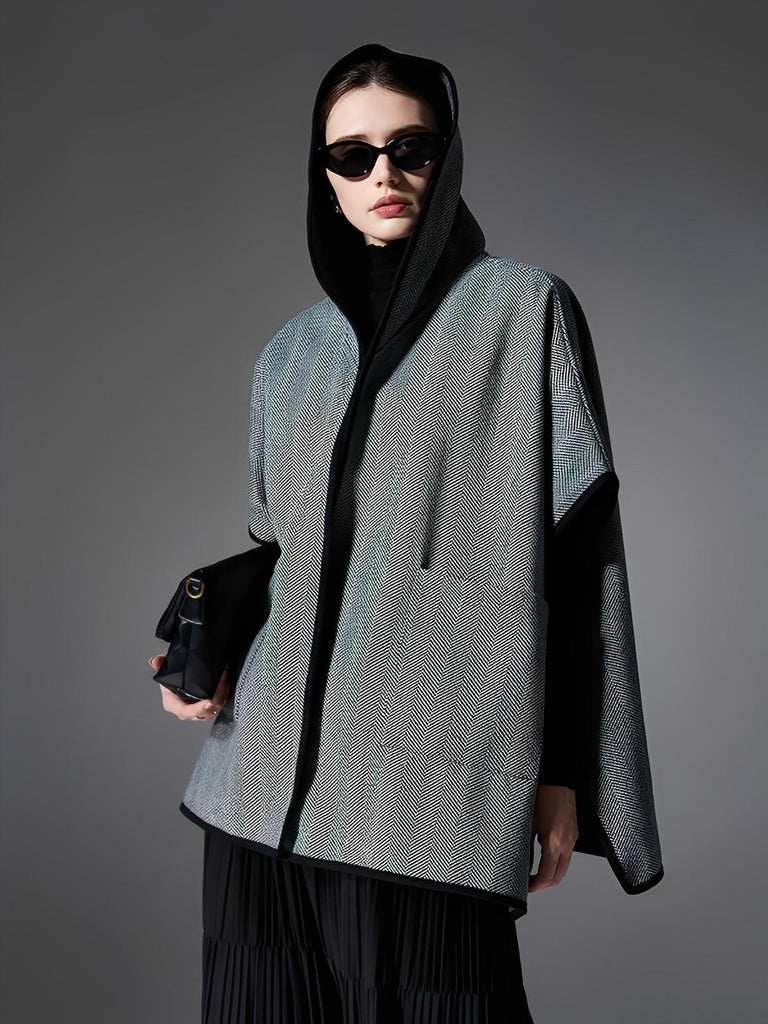 Châle cape à capuche femme, motif chevrons, tissu double face chaud, gris noir, poches latérales, style urbain, automne hiver, modèle Haride - Châle - Gris