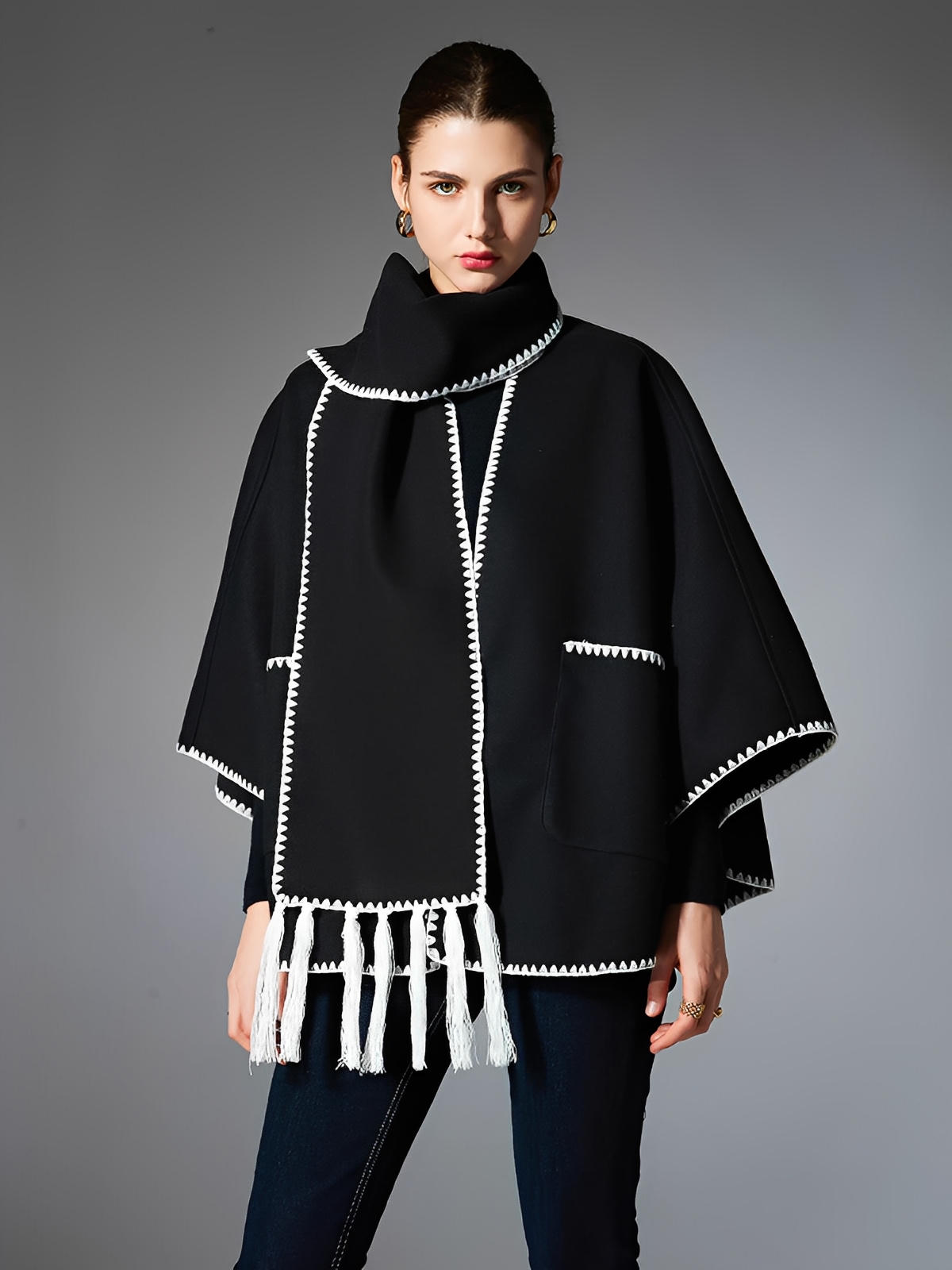 Châle cape femme, grand châle à poches, doux et chaud, style urbain, bord contrasté, écharpe intégrée automne hiver, modèle Fodja - Châle - Noir