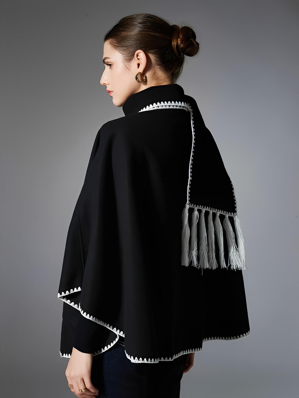 Châle cape femme, grand châle à poches, doux et chaud, style urbain, bord contrasté, écharpe intégrée automne hiver, modèle Fodja - Châle - Noir