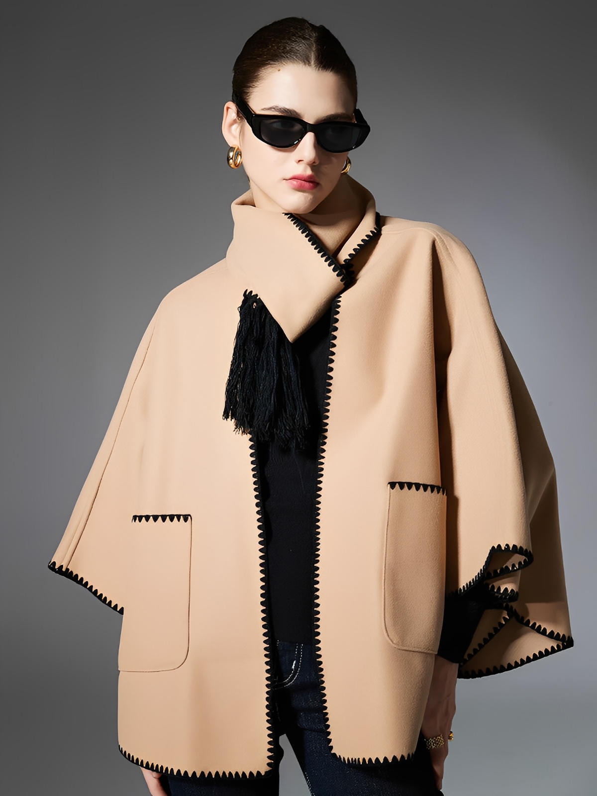 Châle cape femme, grand châle à poches, doux et chaud, style urbain, bord contrasté, écharpe intégrée automne hiver, modèle Fodja - Châle - Camel