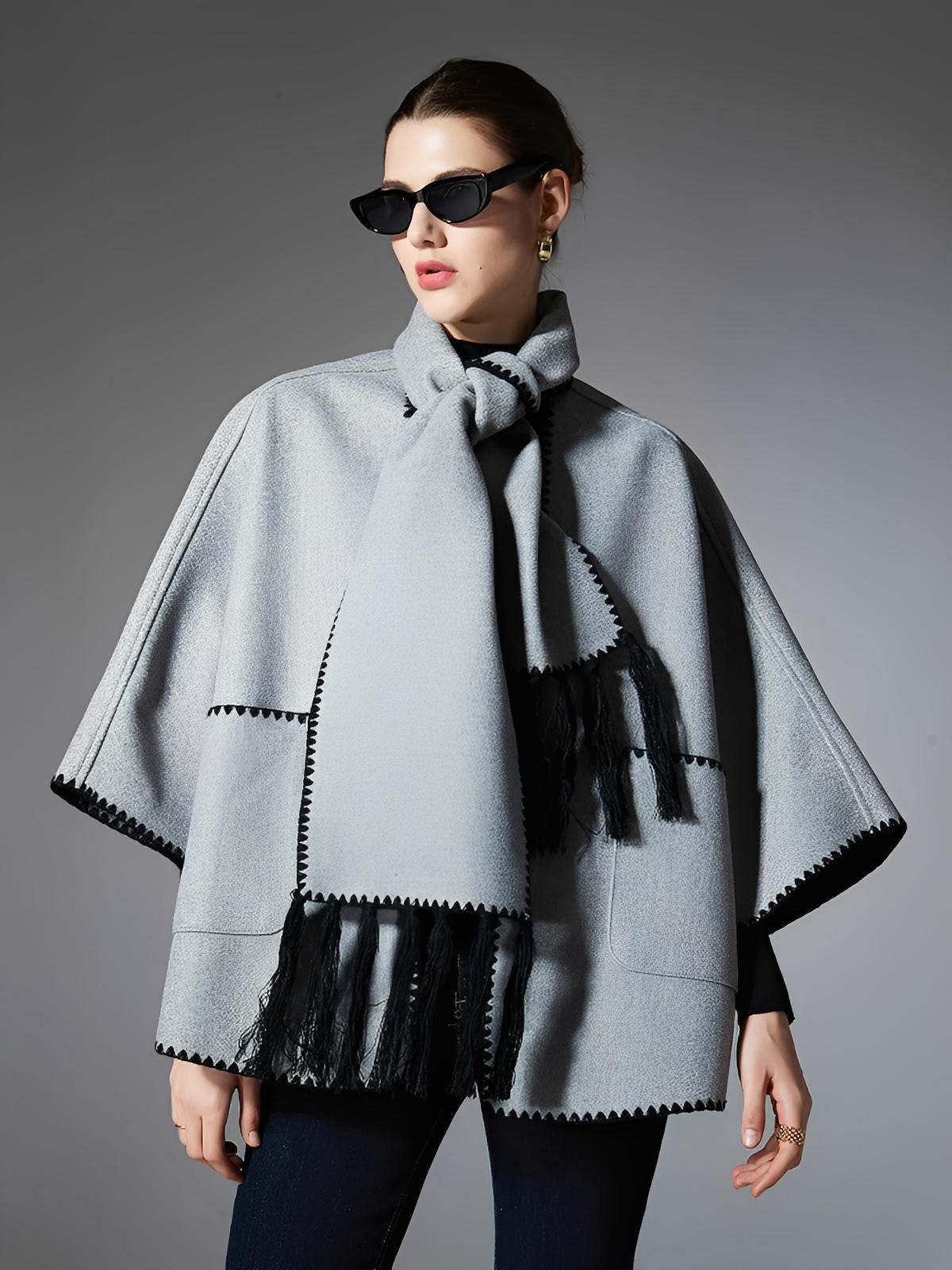 Châle cape femme, grand châle à poches, doux et chaud, style urbain, bord contrasté, écharpe intégrée automne hiver, modèle Fodja - Châle - Gris