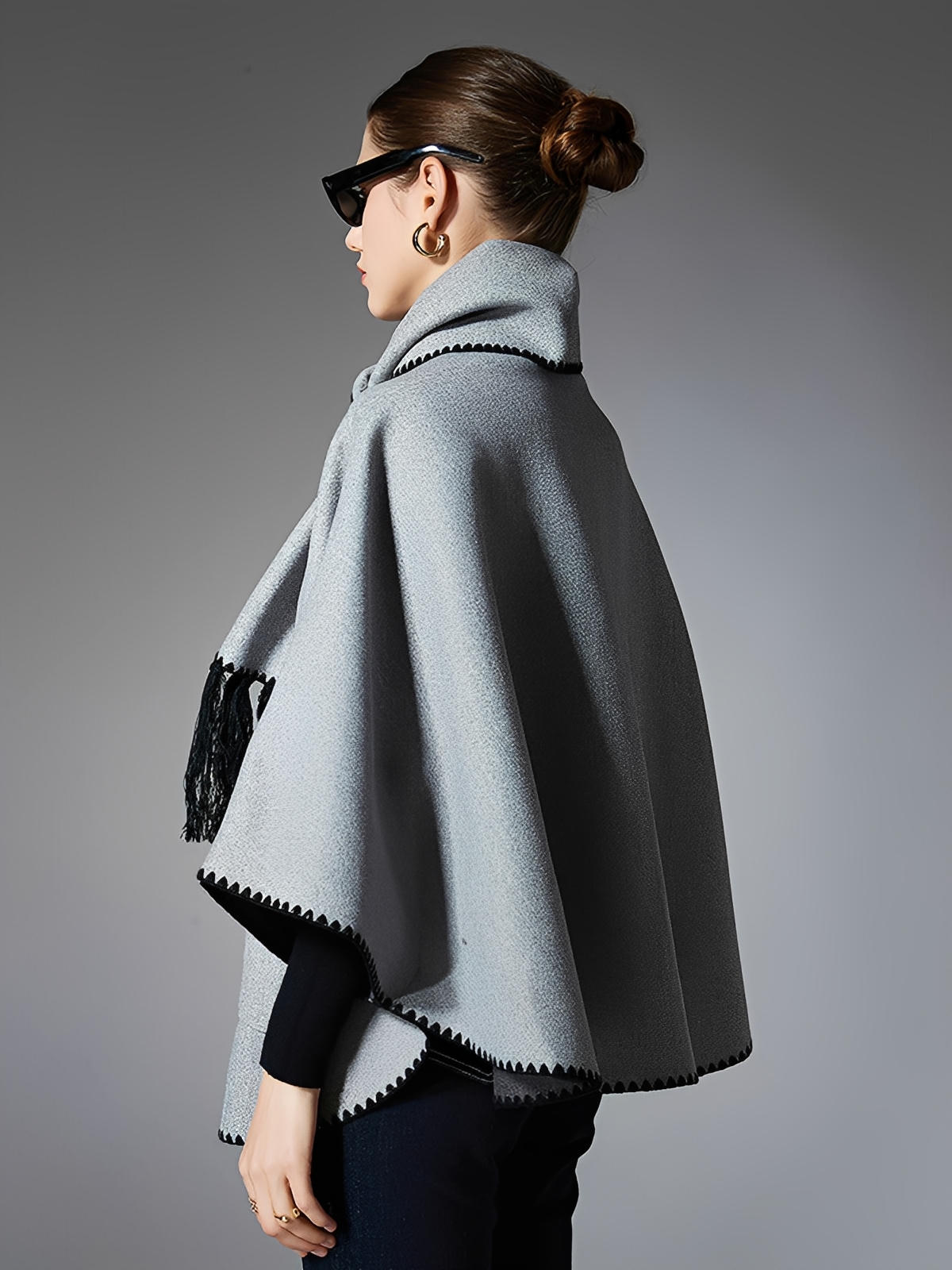 Châle cape femme, grand châle à poches, doux et chaud, style urbain, bord contrasté, écharpe intégrée automne hiver, modèle Fodja - Châle - Gris