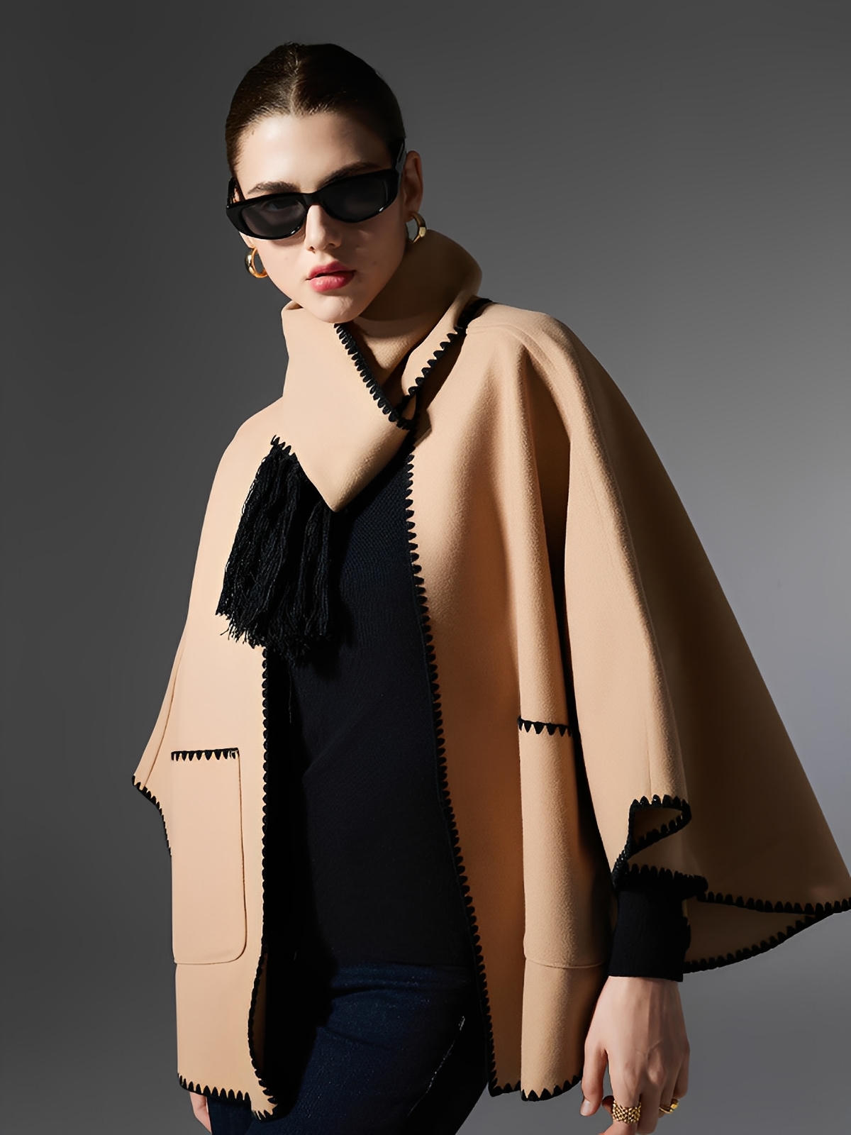 Châle cape femme, grand châle à poches, doux et chaud, style urbain, bord contrasté, écharpe intégrée automne hiver, modèle Fodja - Châle - Camel