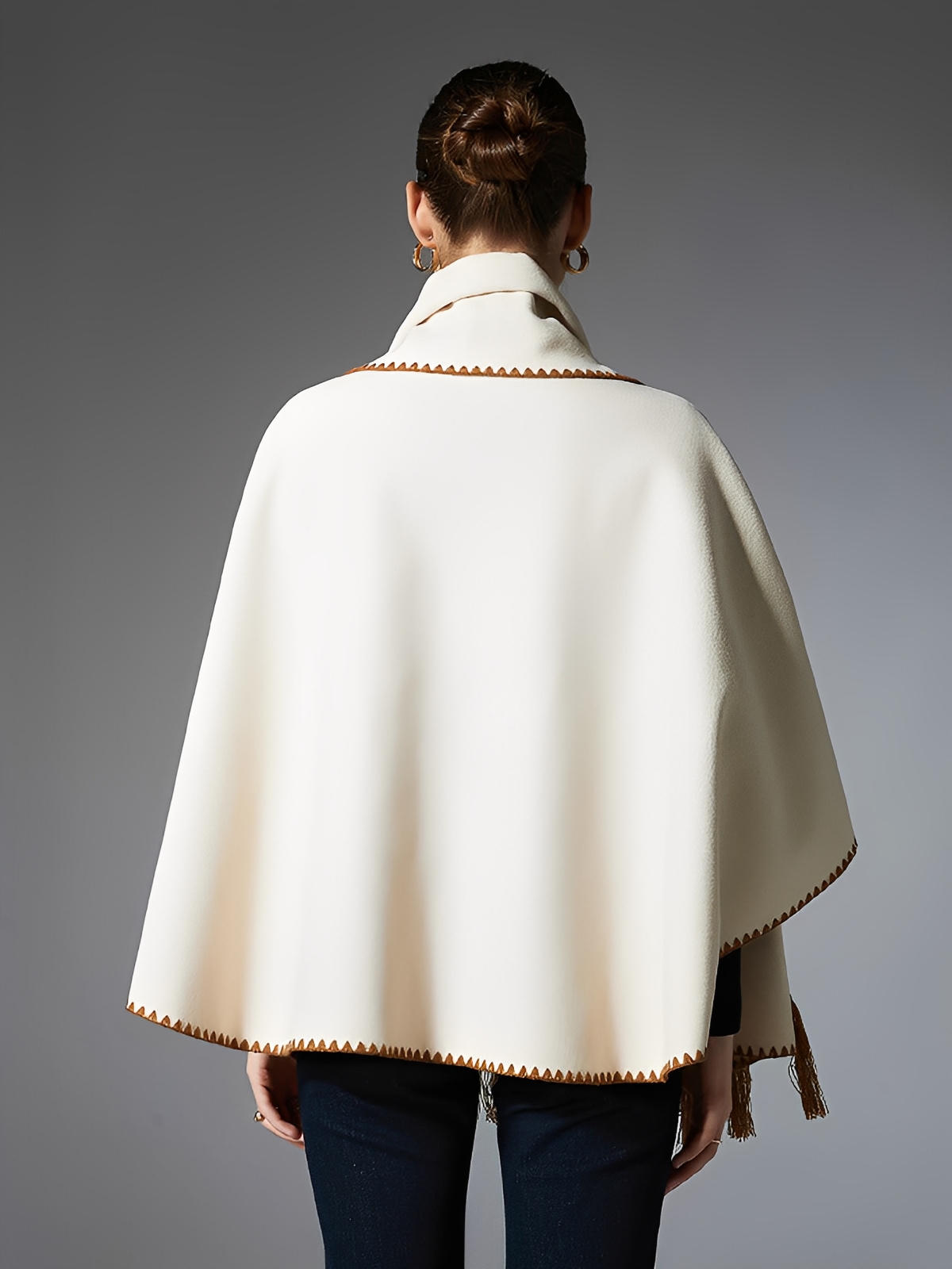 Châle cape femme, grand châle à poches, doux et chaud, style urbain, bord contrasté, écharpe intégrée automne hiver, modèle Fodja - Châle - Blanc
