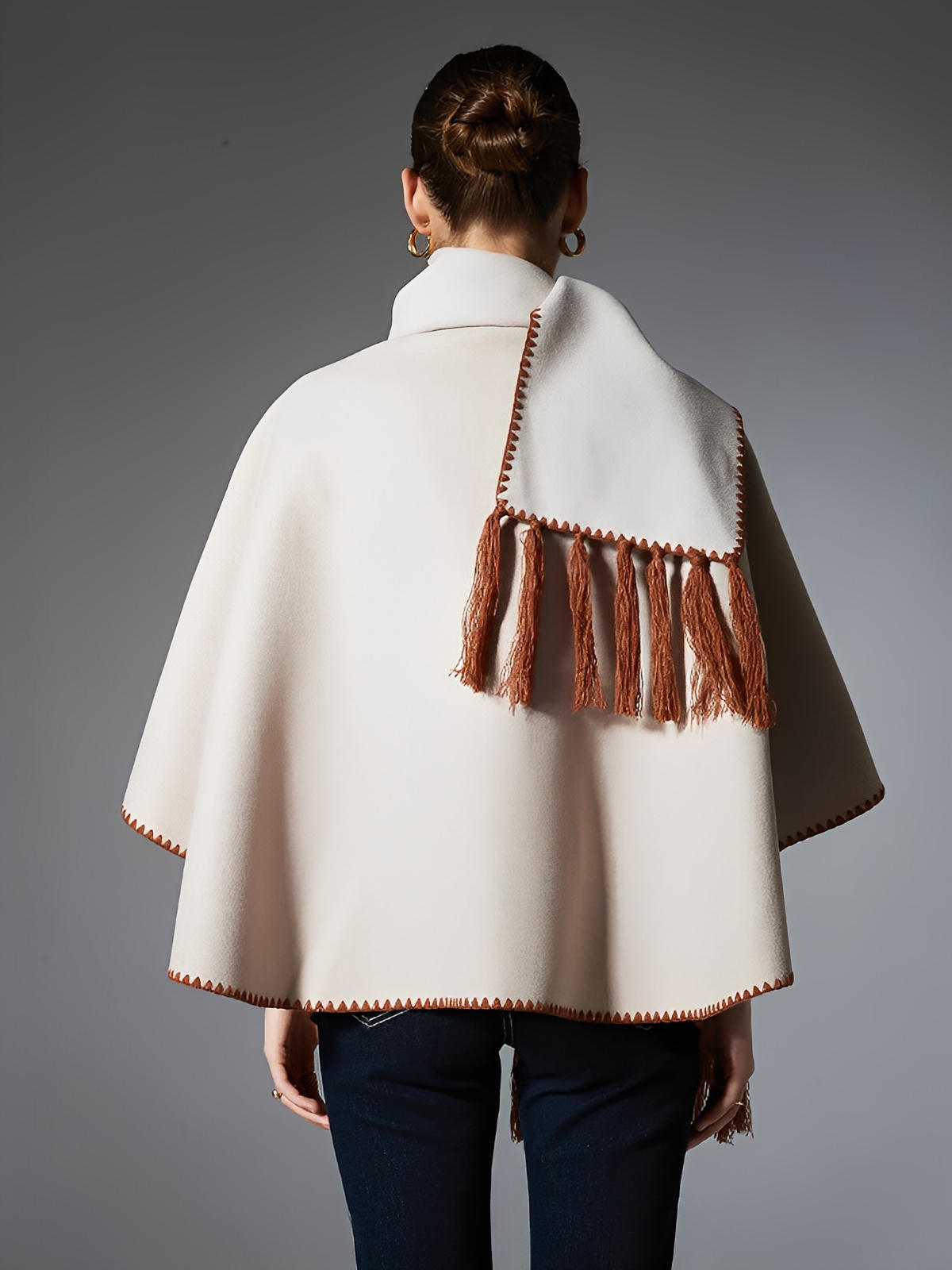 Châle cape femme, grand châle à poches, doux et chaud, style urbain, bord contrasté, écharpe intégrée automne hiver, modèle Fodja - Châle - Taupe