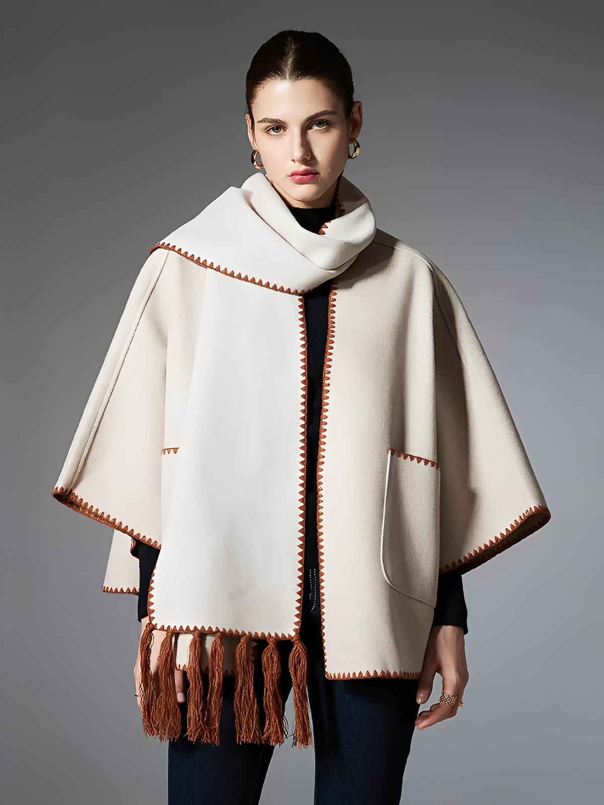 Châle cape femme, grand châle à poches, doux et chaud, style urbain, bord contrasté, écharpe intégrée automne hiver, modèle Fodja - Châle - Taupe
