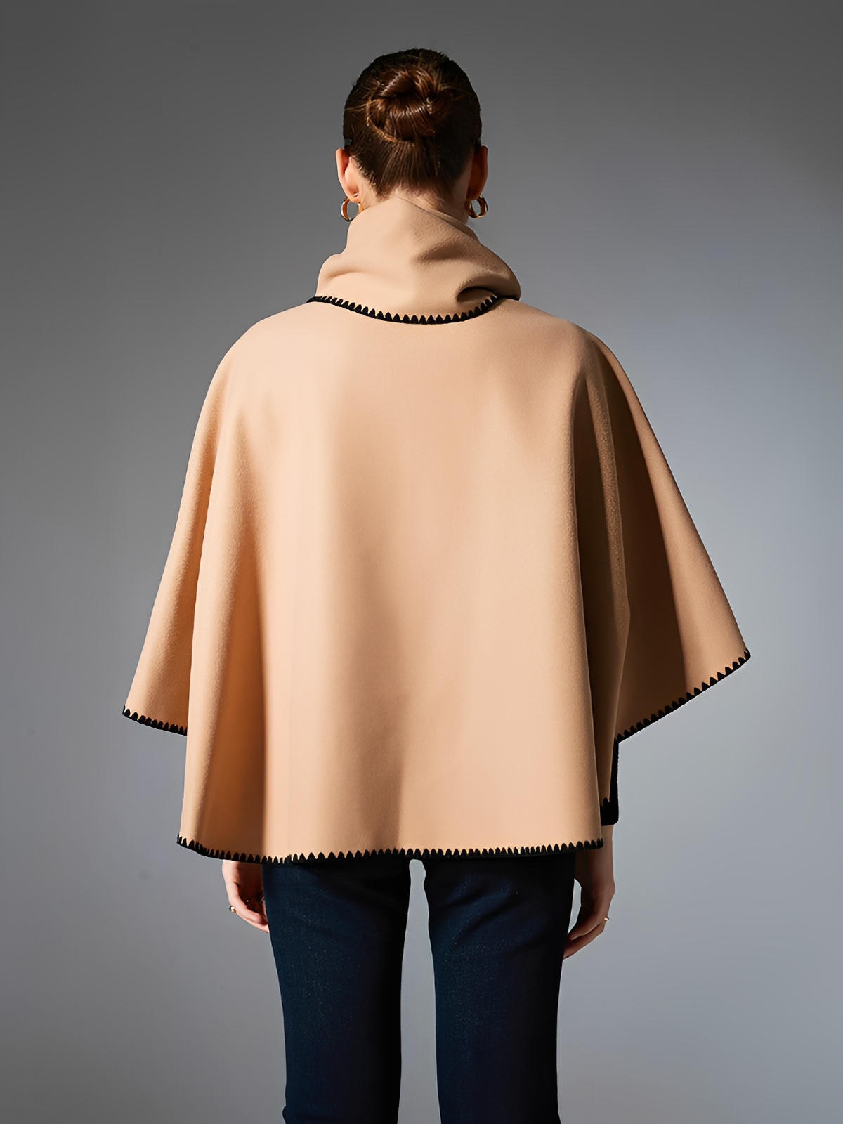 Châle cape femme, grand châle à poches, doux et chaud, style urbain, bord contrasté, écharpe intégrée automne hiver, modèle Fodja - Châle - Camel