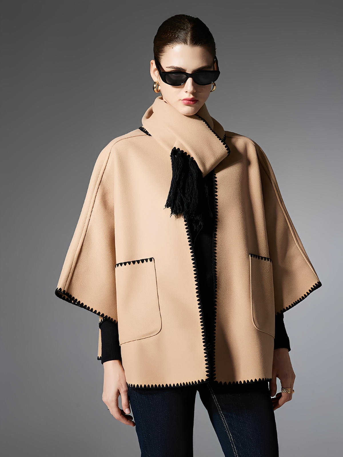 Châle cape femme, grand châle à poches, doux et chaud, style urbain, bord contrasté, écharpe intégrée automne hiver, modèle Fodja - Châle - Camel