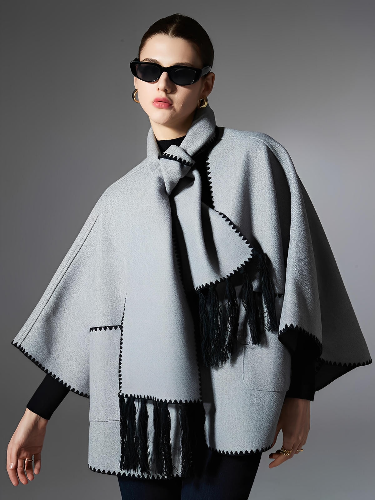 Châle cape femme, grand châle à poches, doux et chaud, style urbain, bord contrasté, écharpe intégrée automne hiver, modèle Fodja - Châle - Gris