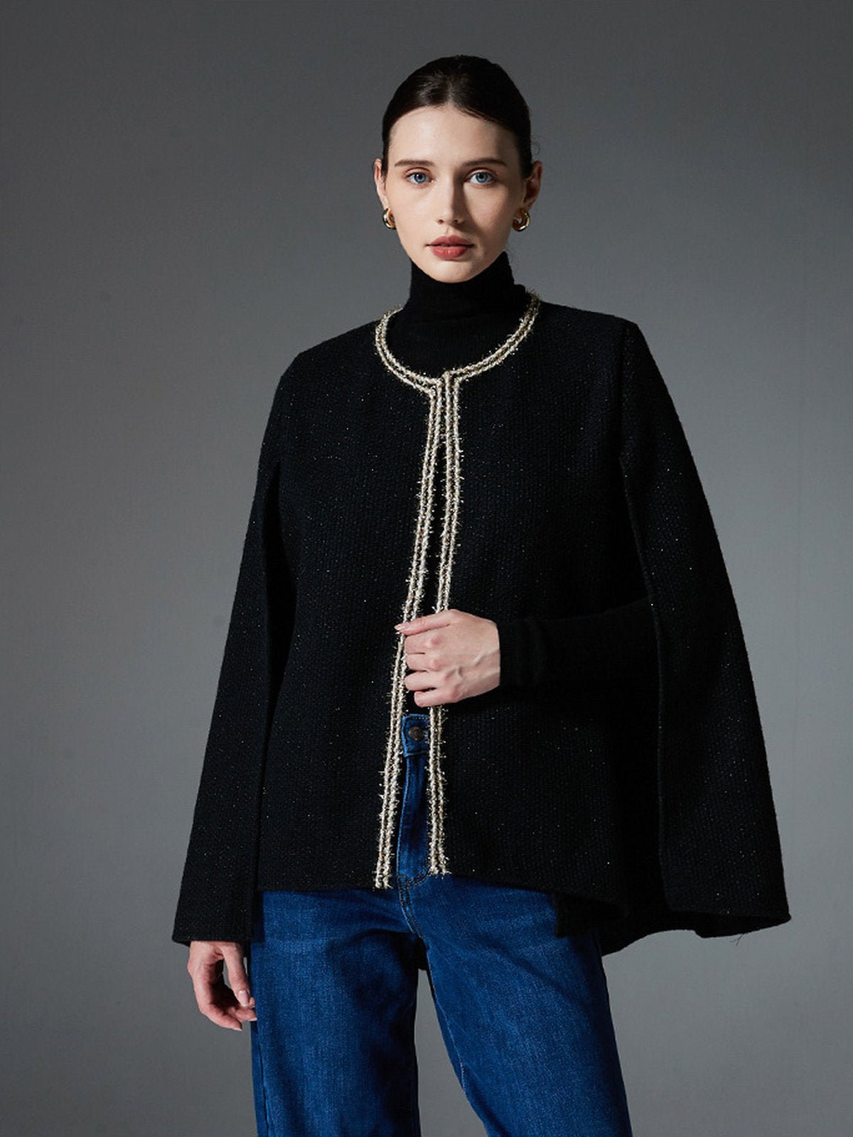 Châle cape noire femme, tissu texturé, bordure dorée, coupe fluide, style européen, chaud et raffiné, idéal automne hiver, modèle Thelma - Châle - Noir