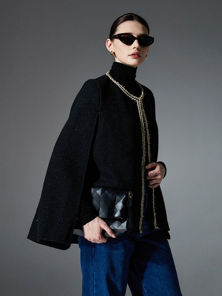 Châle cape noire femme, tissu texturé, bordure dorée, coupe fluide, style européen, chaud et raffiné, idéal automne hiver, modèle Thelma - Châle - Noir