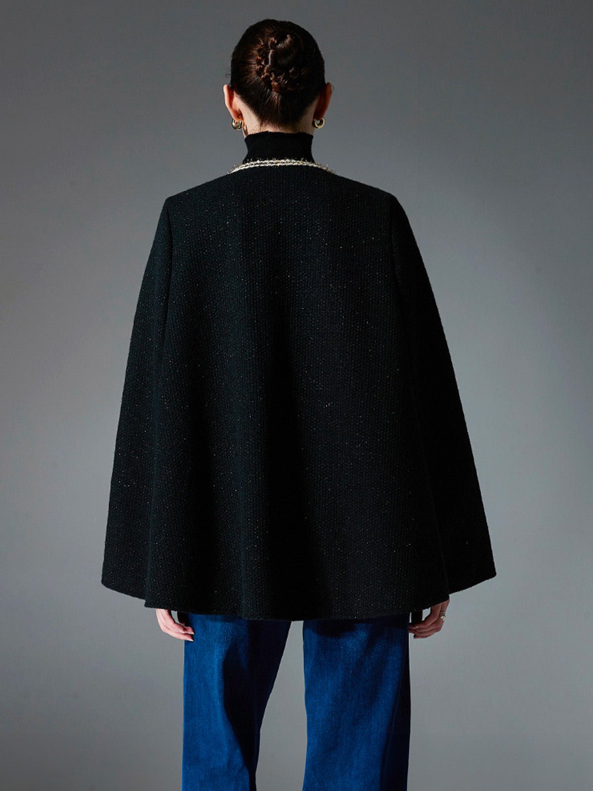 Châle cape noire femme, tissu texturé, bordure dorée, coupe fluide, style européen, chaud et raffiné, idéal automne hiver, modèle Thelma - Châle - Noir