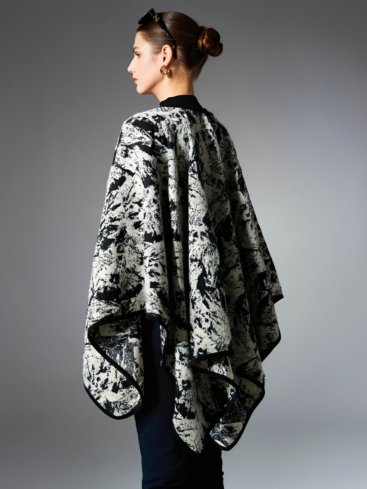 Châle femme, cape ample, imprimé abstrait noir et blanc, effet peinture à l’encre, toucher doux, grande taille chaude, style moderne, modèle Loumie - Châle - Blanc et noir