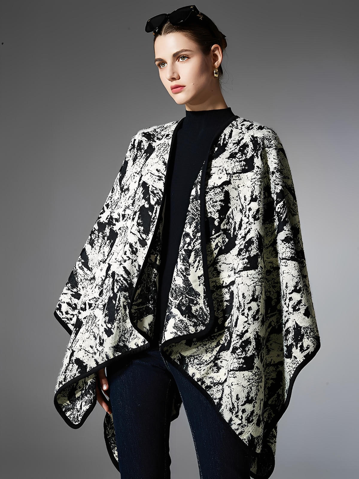 Châle femme, cape ample, imprimé abstrait noir et blanc, effet peinture à l’encre, toucher doux, grande taille chaude, style moderne, modèle Loumie - Châle - Blanc et noir