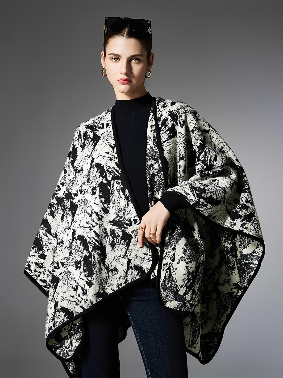 Châle femme, cape ample, imprimé abstrait noir et blanc, effet peinture à l’encre, toucher doux, grande taille chaude, style moderne, modèle Loumie - Châle - Blanc et noir