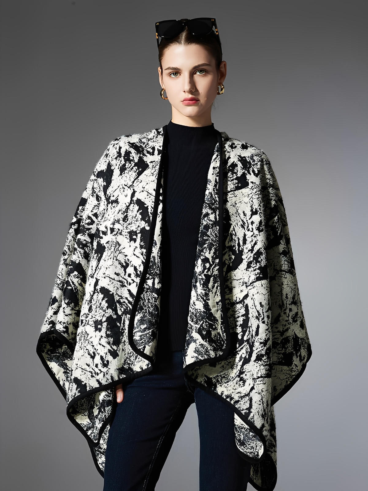 Châle femme, cape ample, imprimé abstrait noir et blanc, effet peinture à l’encre, toucher doux, grande taille chaude, style moderne, modèle Loumie - Châle - Blanc et noir