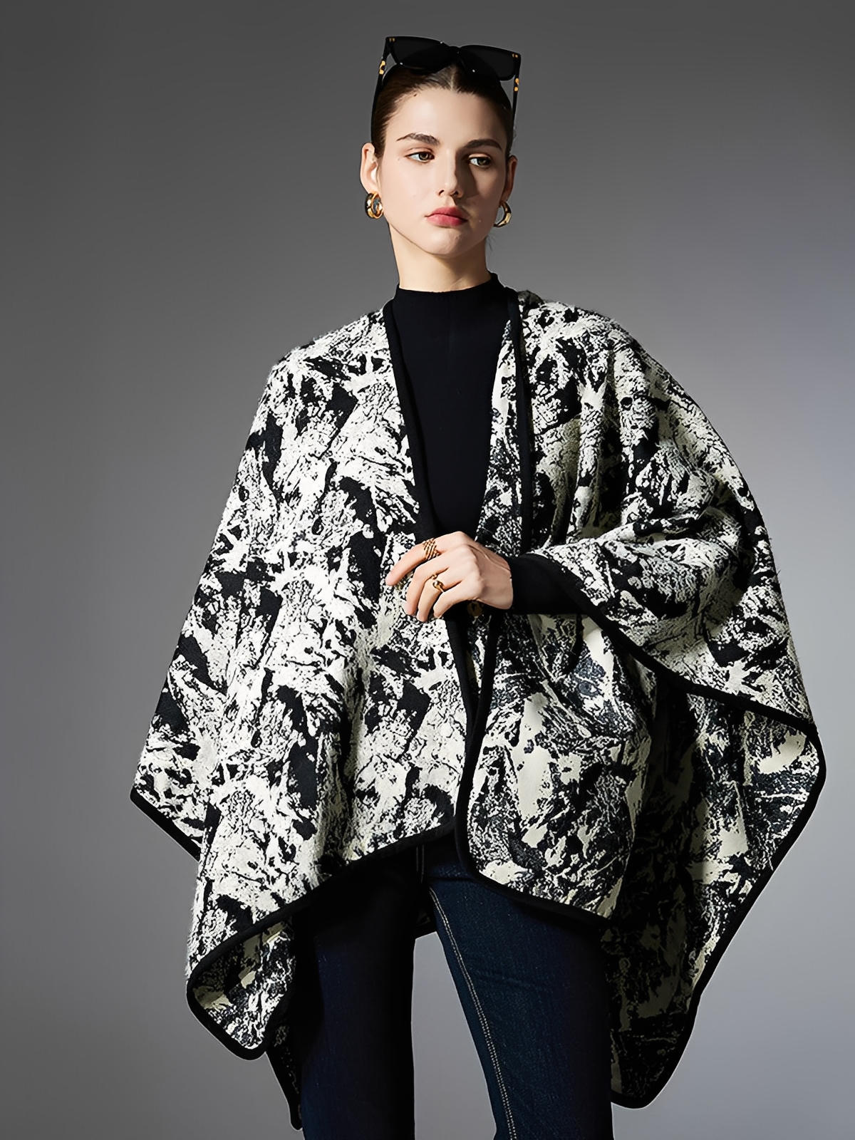 Châle femme, cape ample, imprimé abstrait noir et blanc, effet peinture à l’encre, toucher doux, grande taille chaude, style moderne, modèle Loumie - Châle - Blanc et noir