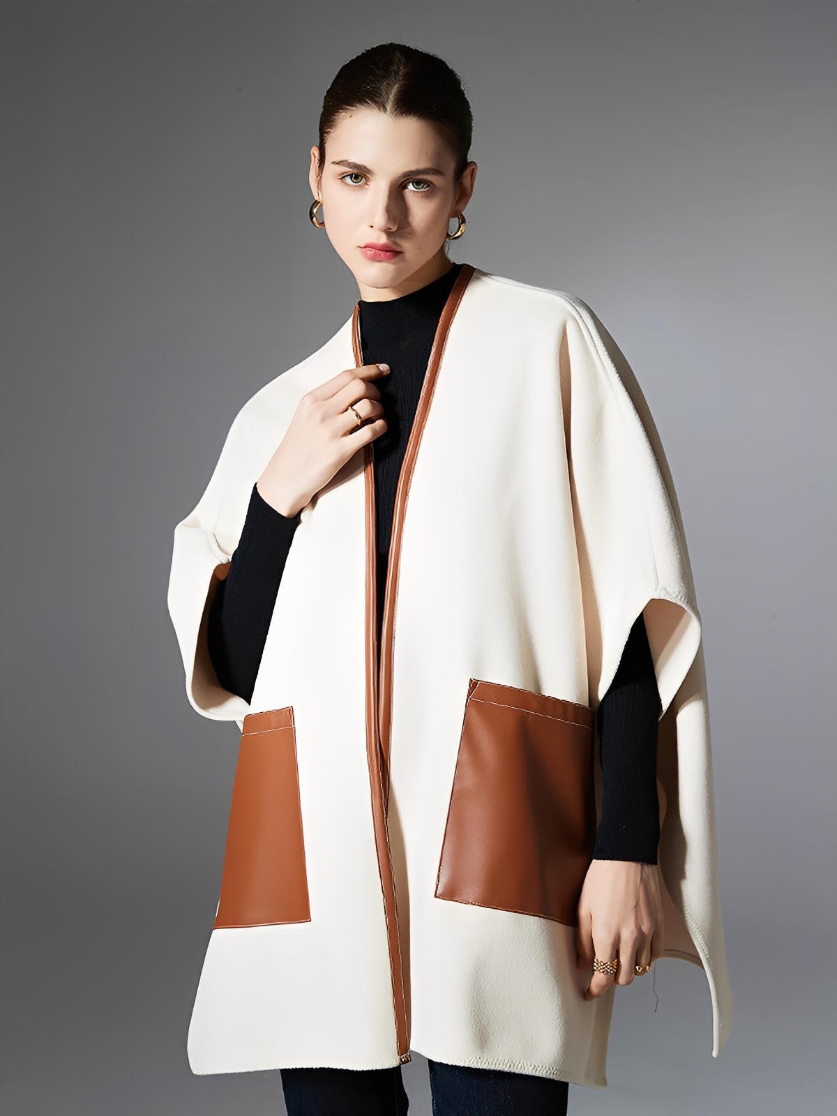 Châle femme, cape mi - saison, châle à poches simili, poncho chaud, manteau sans manches, cape beige chic, châle automne hiver, poncho oversize, châle doux, cape ample, modèle Tarisse - Châle - Beige
