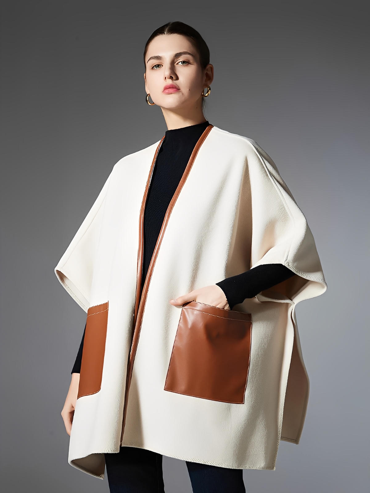 Châle femme, cape mi - saison, châle à poches simili, poncho chaud, manteau sans manches, cape beige chic, châle automne hiver, poncho oversize, châle doux, cape ample, modèle Tarisse - Châle - Beige