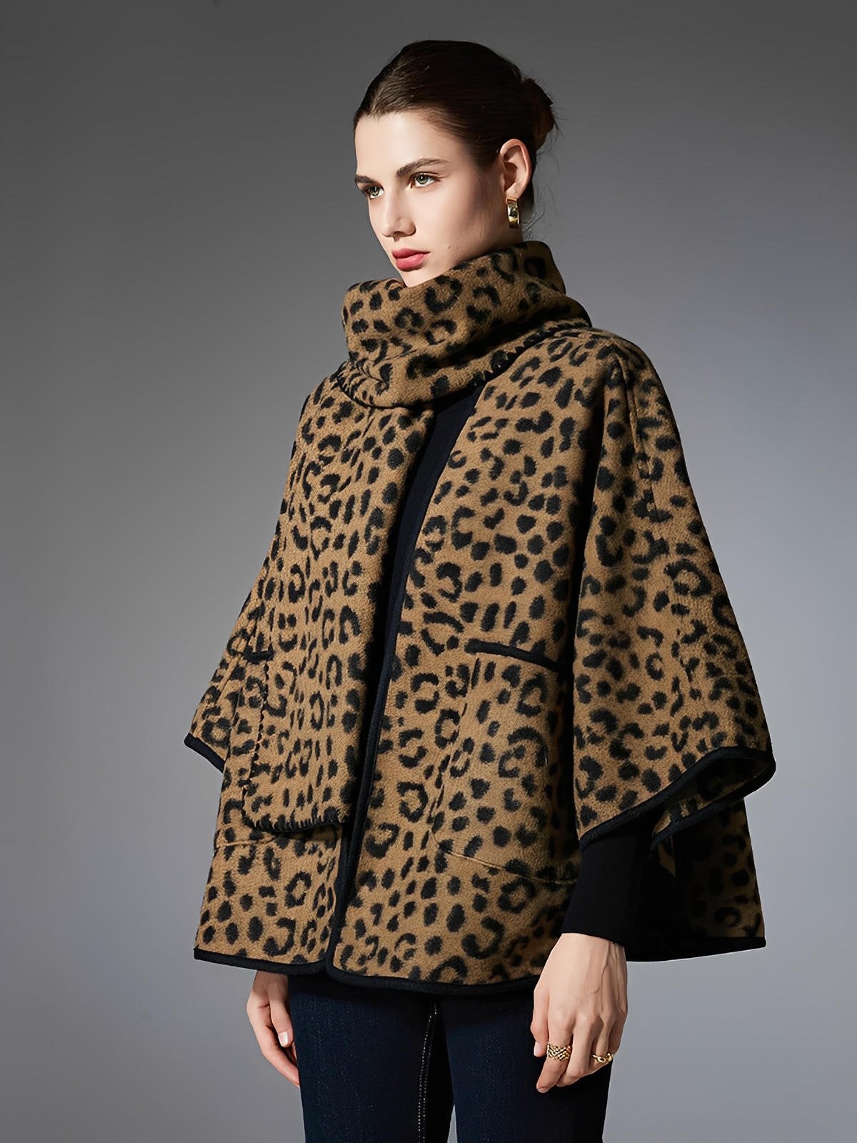 Châle léopard femme, châle chaud hiver, châle doux imprimé animal, cape large à poches, châle avec écharpe intégrée, modèle Candice - Châle - Camel