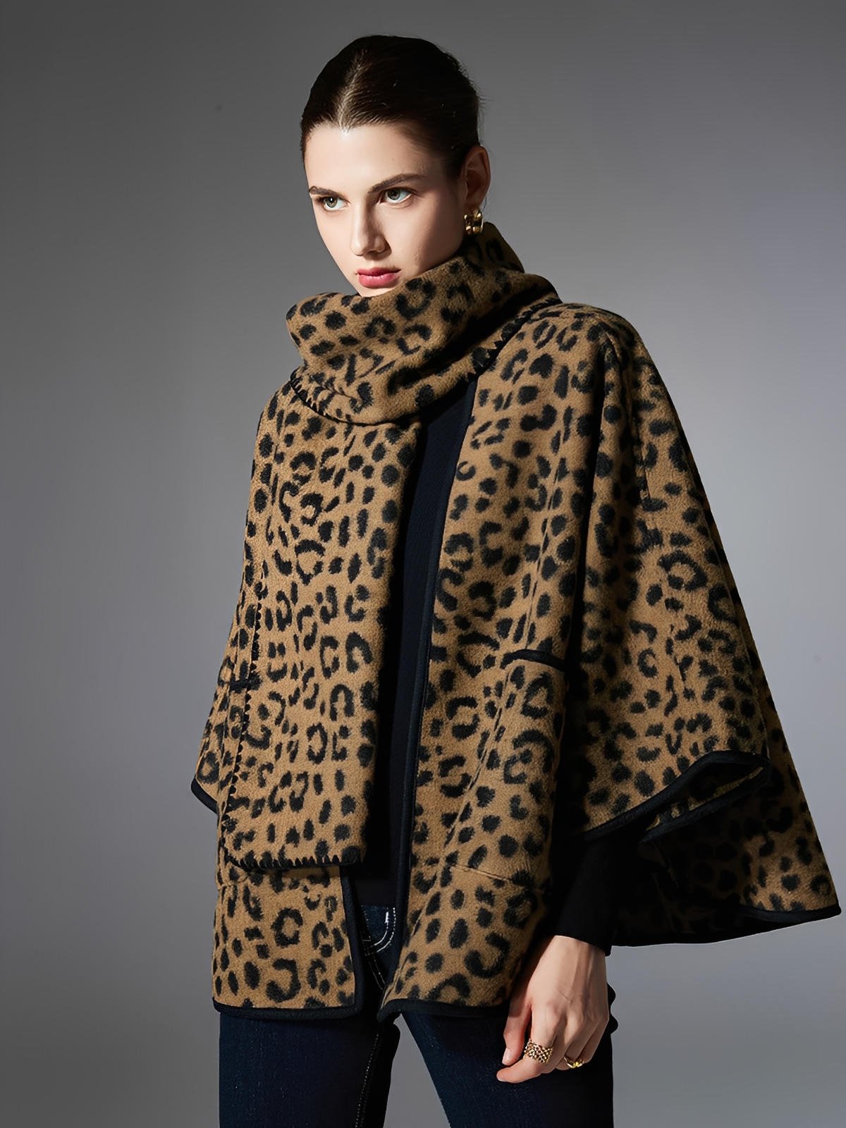 Châle léopard femme, châle chaud hiver, châle doux imprimé animal, cape large à poches, châle avec écharpe intégrée, modèle Candice - Châle - Camel