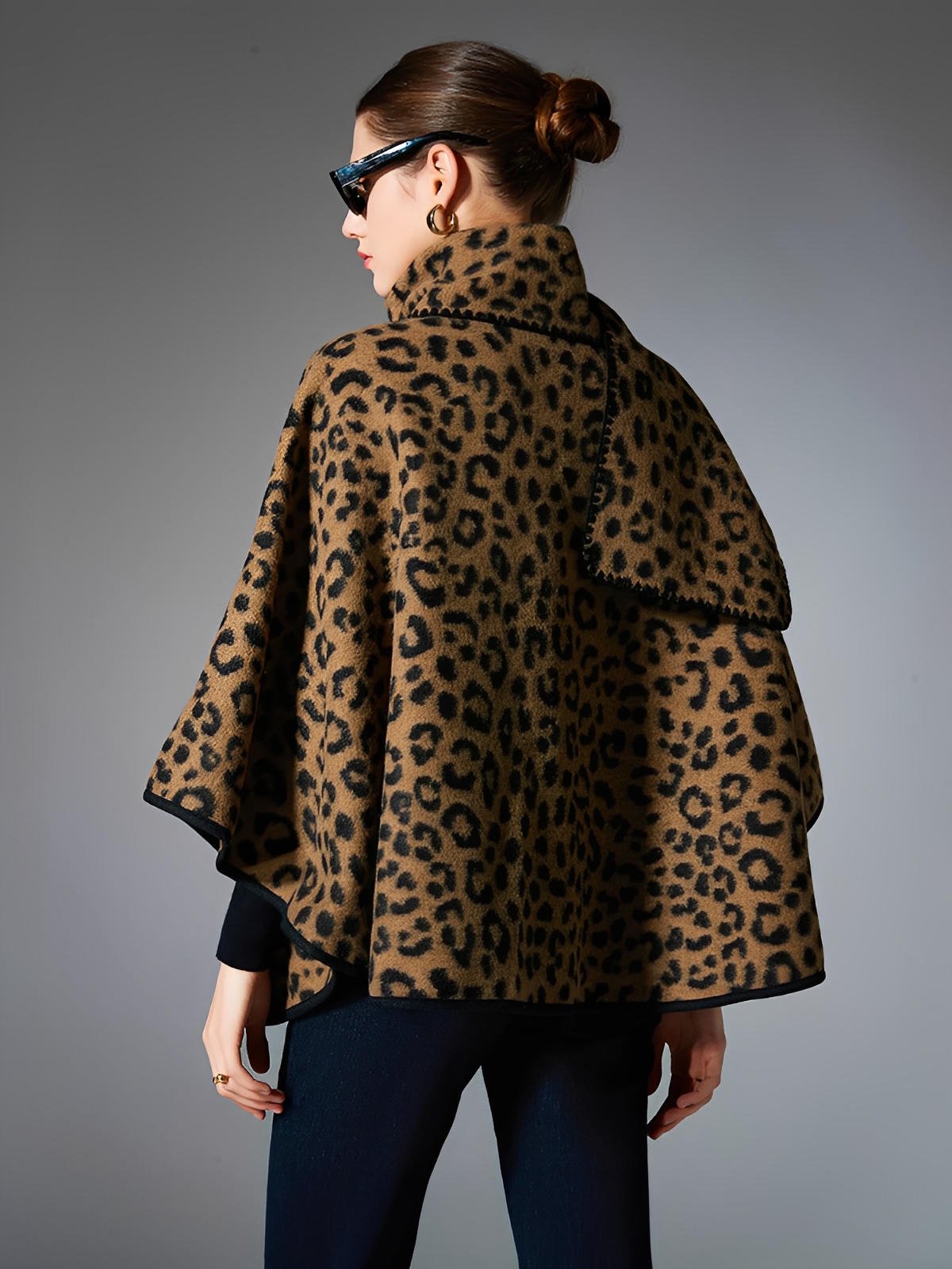 Châle léopard femme, châle chaud hiver, châle doux imprimé animal, cape large à poches, châle avec écharpe intégrée, modèle Candice - Châle - Camel
