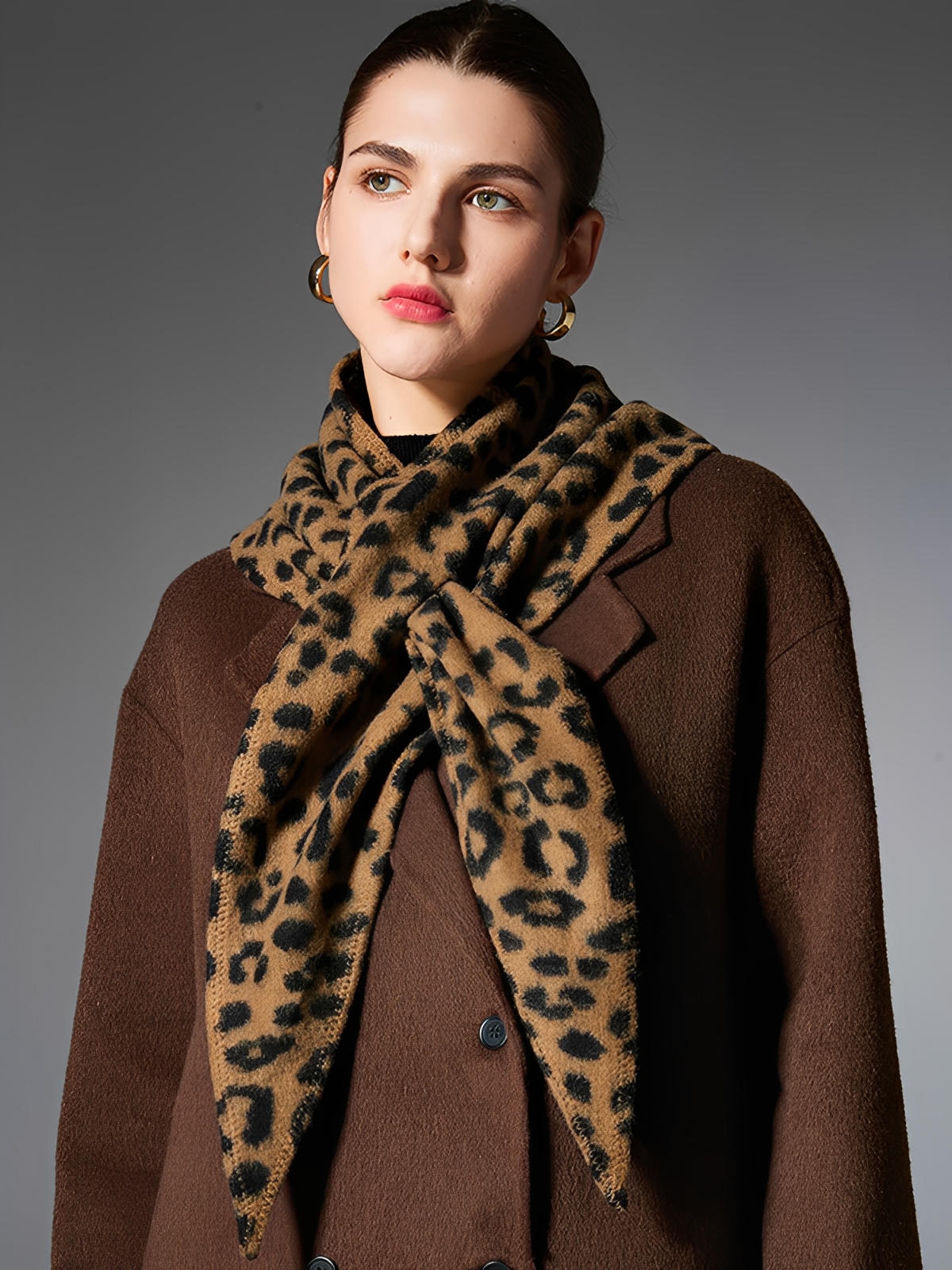 Châle léopard femme, triangle doux, grand foulard chaud, accessoire hiver, style chic, imprimé animal, toucher moelleux, modèle Pitchou - Châle - Marron