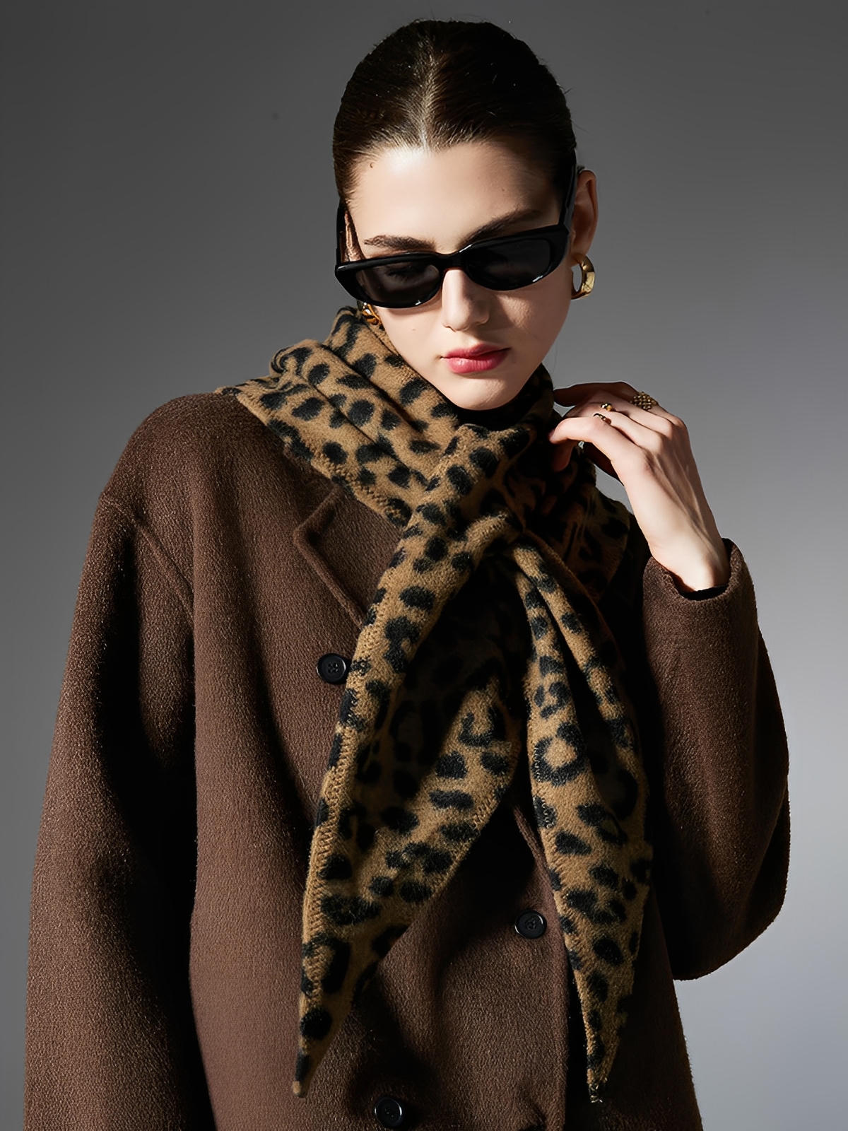 Châle léopard femme, triangle doux, grand foulard chaud, accessoire hiver, style chic, imprimé animal, toucher moelleux, modèle Pitchou - Châle - Marron