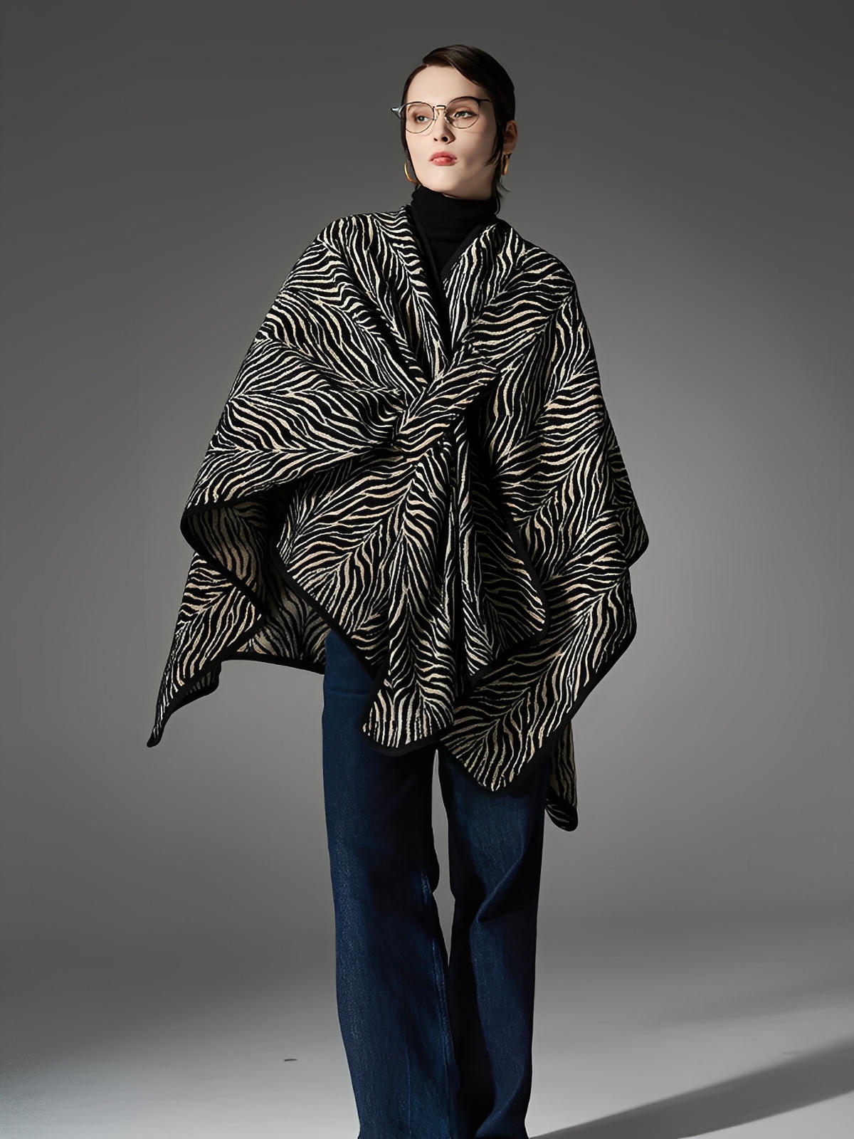 Châle zébré, cape à motif animal, grand châle chaud, poncho noir et beige, châle épais femme hiver, accessoire mode automne, modèle Zéba - Châle - Blanc et noir