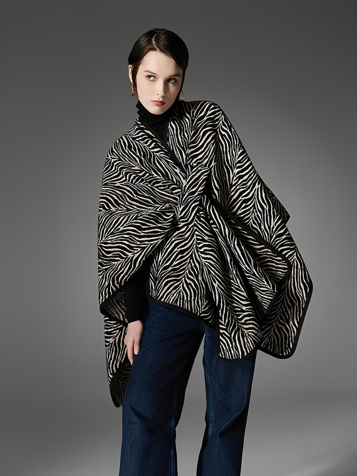Châle zébré, cape à motif animal, grand châle chaud, poncho noir et beige, châle épais femme hiver, accessoire mode automne, modèle Zéba - Châle - Blanc et noir