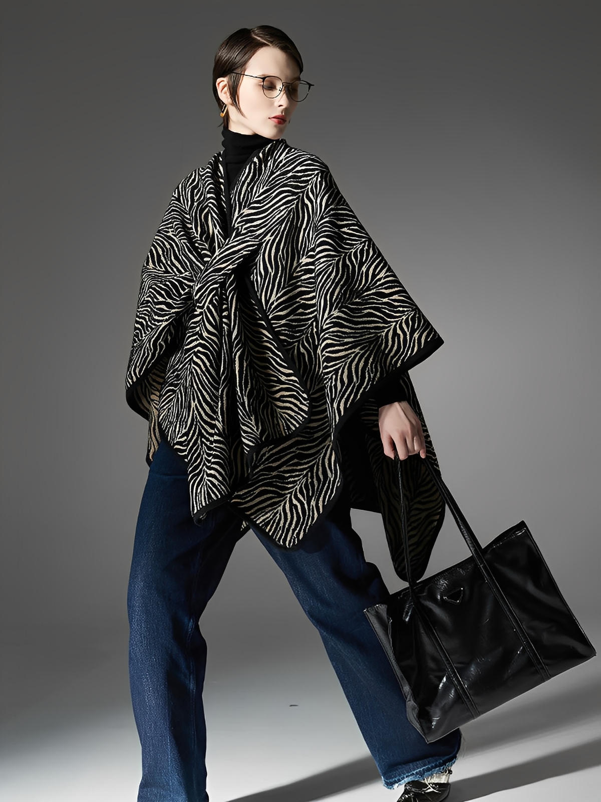 Châle zébré, cape à motif animal, grand châle chaud, poncho noir et beige, châle épais femme hiver, accessoire mode automne, modèle Zéba - Châle - Blanc et noir