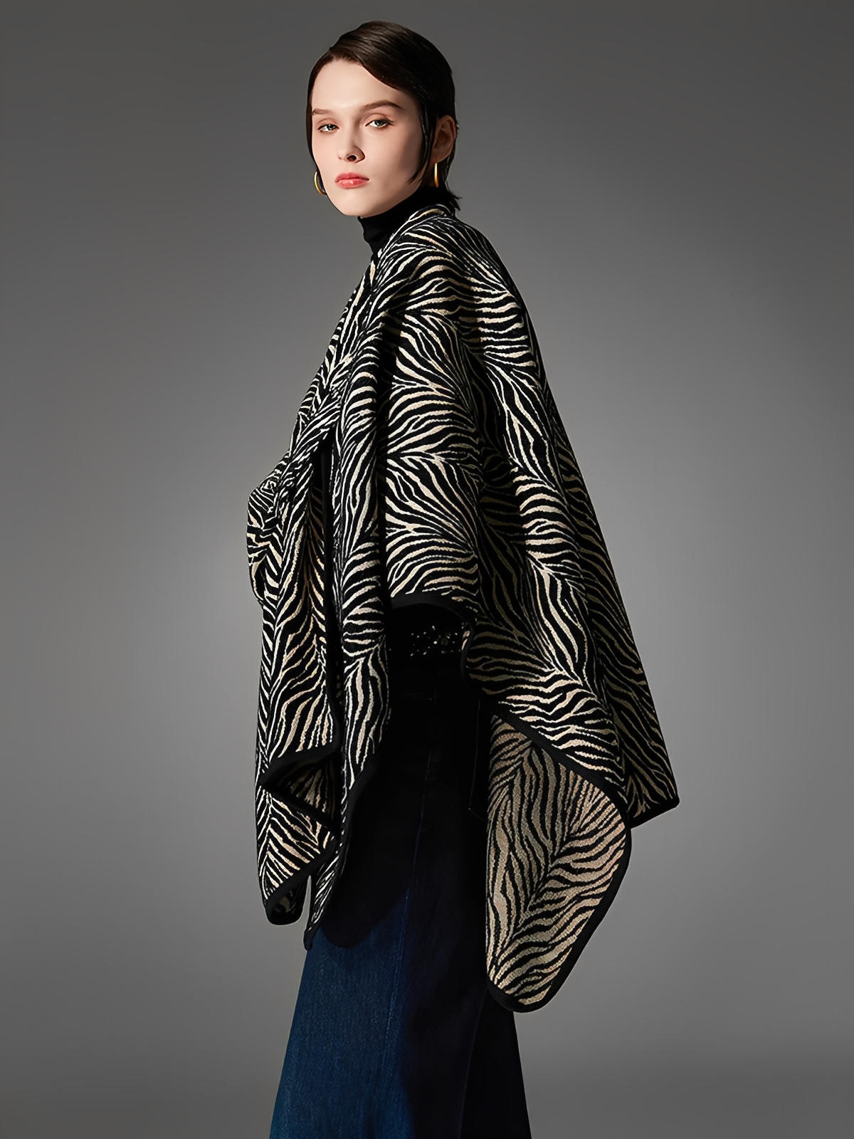 Châle zébré, cape à motif animal, grand châle chaud, poncho noir et beige, châle épais femme hiver, accessoire mode automne, modèle Zéba - Châle - Blanc et noir