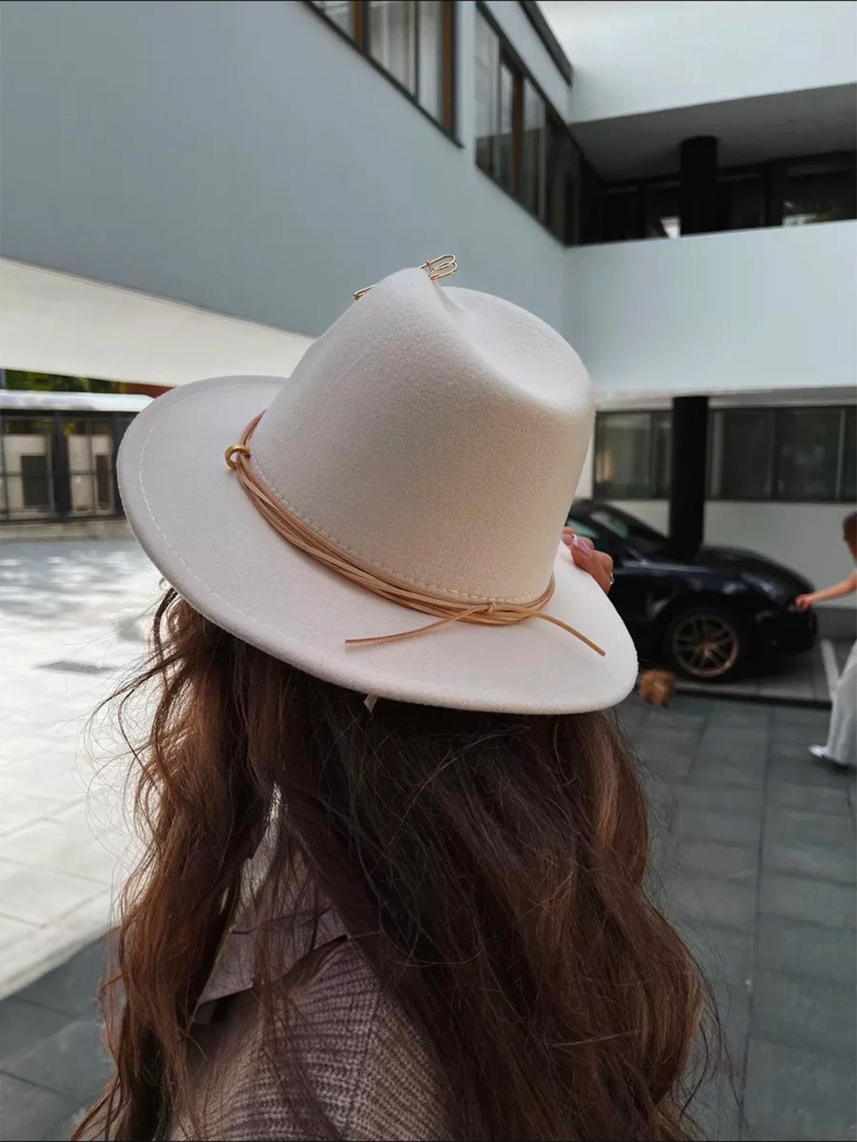 Chapeau feutre femme, chapeau large bord, accessoire mode automne, feutre doux confortable, avec bijou broche doré, modèle Murize - Chapeau de paille - Beige