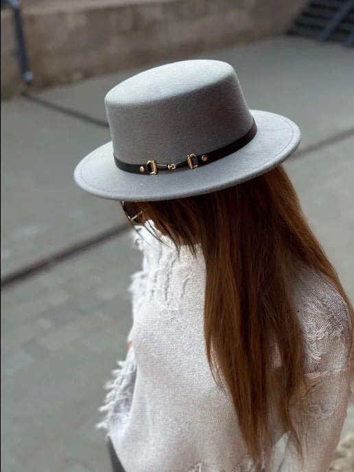 Chapeau feutre femme, rétro, accessoire mode automne hiver, couvre - chef plat à bord court, style vintage à ruban, modèle Ogana - Chapeau de paille - Gris