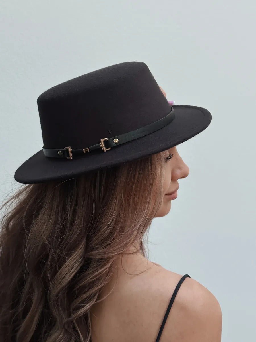 Chapeau feutre femme, rétro, accessoire mode automne hiver, couvre - chef plat à bord court, style vintage à ruban, modèle Ogana - Chapeau de paille - Noir