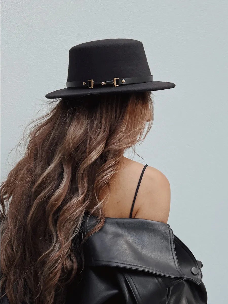 Chapeau feutre femme, rétro, accessoire mode automne hiver, couvre - chef plat à bord court, style vintage à ruban, modèle Ogana - Chapeau de paille - Noir