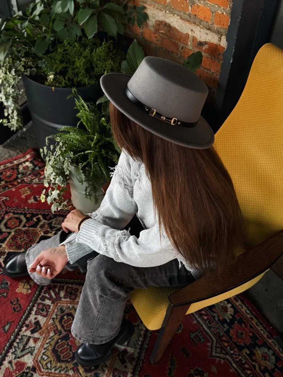 Chapeau feutre femme, rétro, accessoire mode automne hiver, couvre - chef plat à bord court, style vintage à ruban, modèle Ogana - Chapeau de paille - Gris