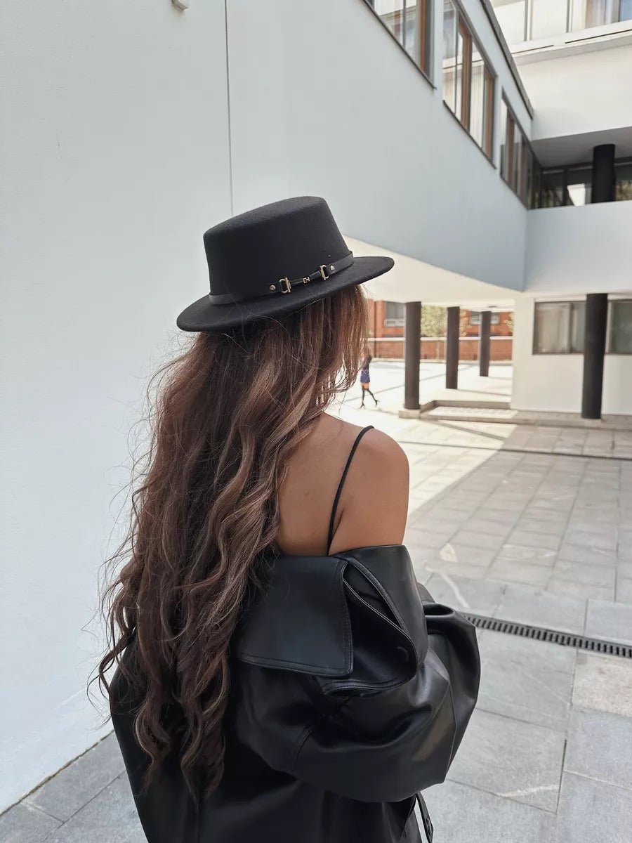 Chapeau feutre femme, rétro, accessoire mode automne hiver, couvre - chef plat à bord court, style vintage à ruban, modèle Ogana - Chapeau de paille - Noir