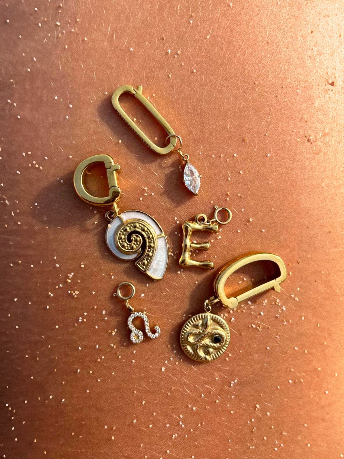 Charm coquillage doré, bijou de maillot en acier inoxydable, pendentif coquillage blanc, accessoire bain doré, bijou waterproof hypoallergénique, modèle Eira - charms - 