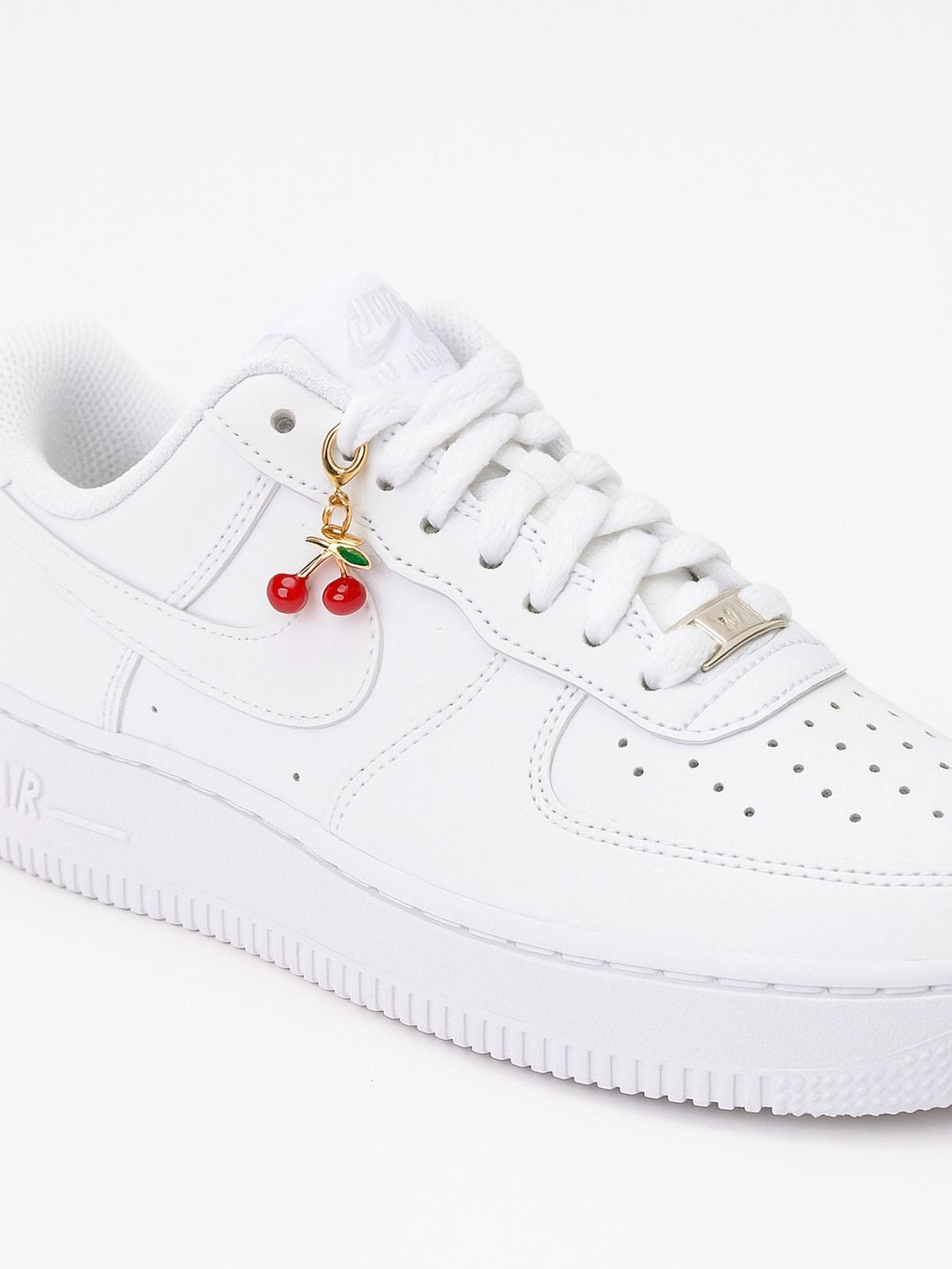 Charm sneakers cerises, pendentif lacet basket, bijou chaussure or, accessoire mode unisexe, décoration personnalisée sneakers, modèle Dismi - charms - 