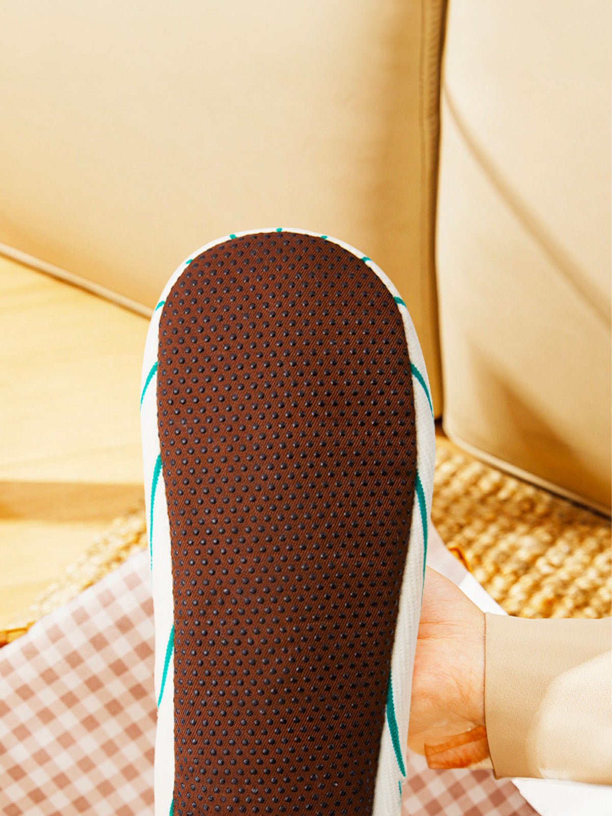 Chaussons d’intérieur rayés, chaussons coton confort, chaussons unisexe hiver, chaussons antidérapants maison, chaussons doublés chauds, modèle Triny - Chaussons - Blanc et vert XXS