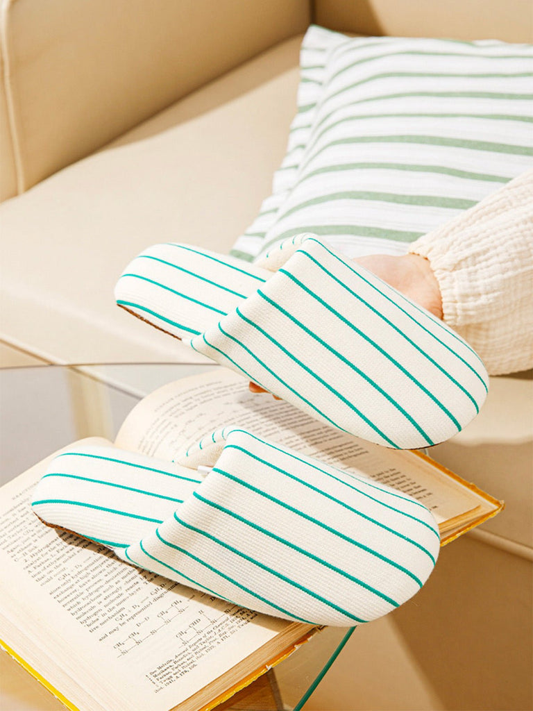 Chaussons d’intérieur rayés, chaussons coton confort, chaussons unisexe hiver, chaussons antidérapants maison, chaussons doublés chauds, modèle Triny - Chaussons - Blanc et vert XXS
