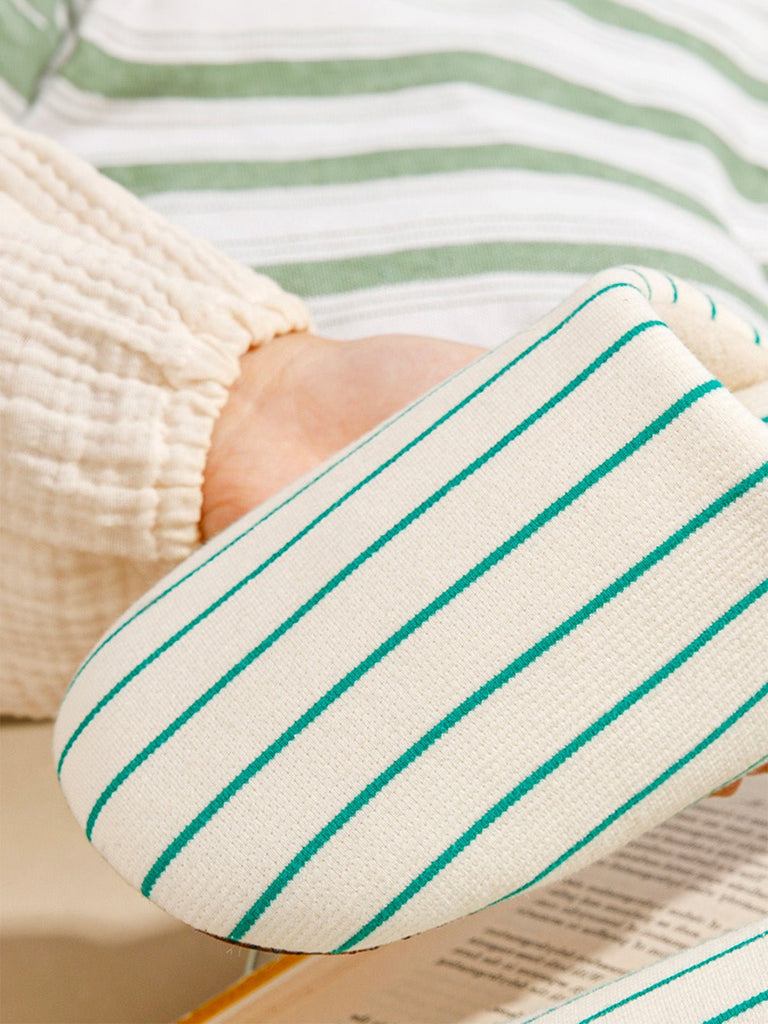 Chaussons d’intérieur rayés, chaussons coton confort, chaussons unisexe hiver, chaussons antidérapants maison, chaussons doublés chauds, modèle Triny - Chaussons - Blanc et vert XXS