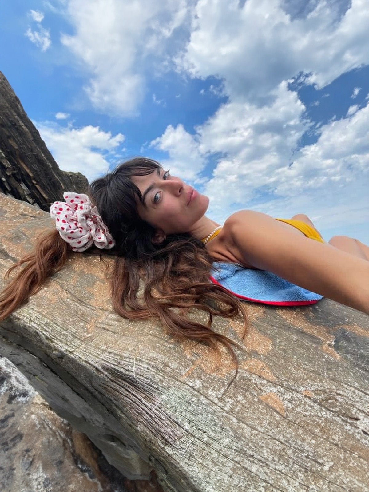 Chouchou à pois, tissu polyester doux, grand format volumineux, finition surpiquée, accessoire cheveux femme, style doux et féminin, modèle Yirsy - Chouchou - Blanc et rouge