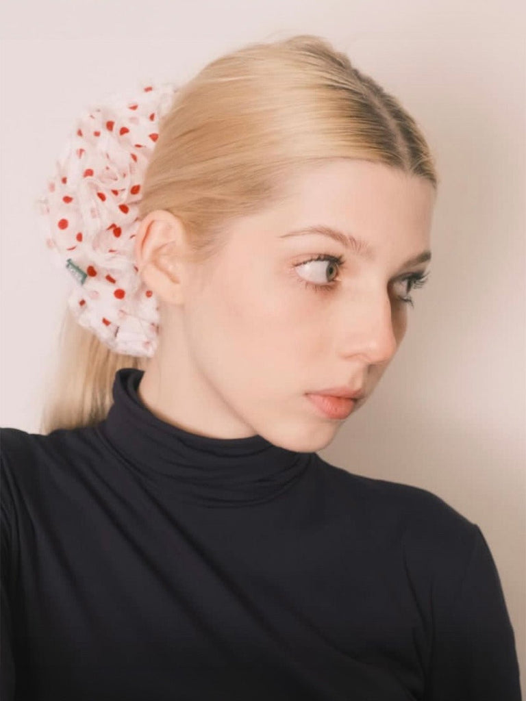 Chouchou à pois, tissu polyester doux, grand format volumineux, finition surpiquée, accessoire cheveux femme, style doux et féminin, modèle Yirsy - Chouchou - Blanc et rouge